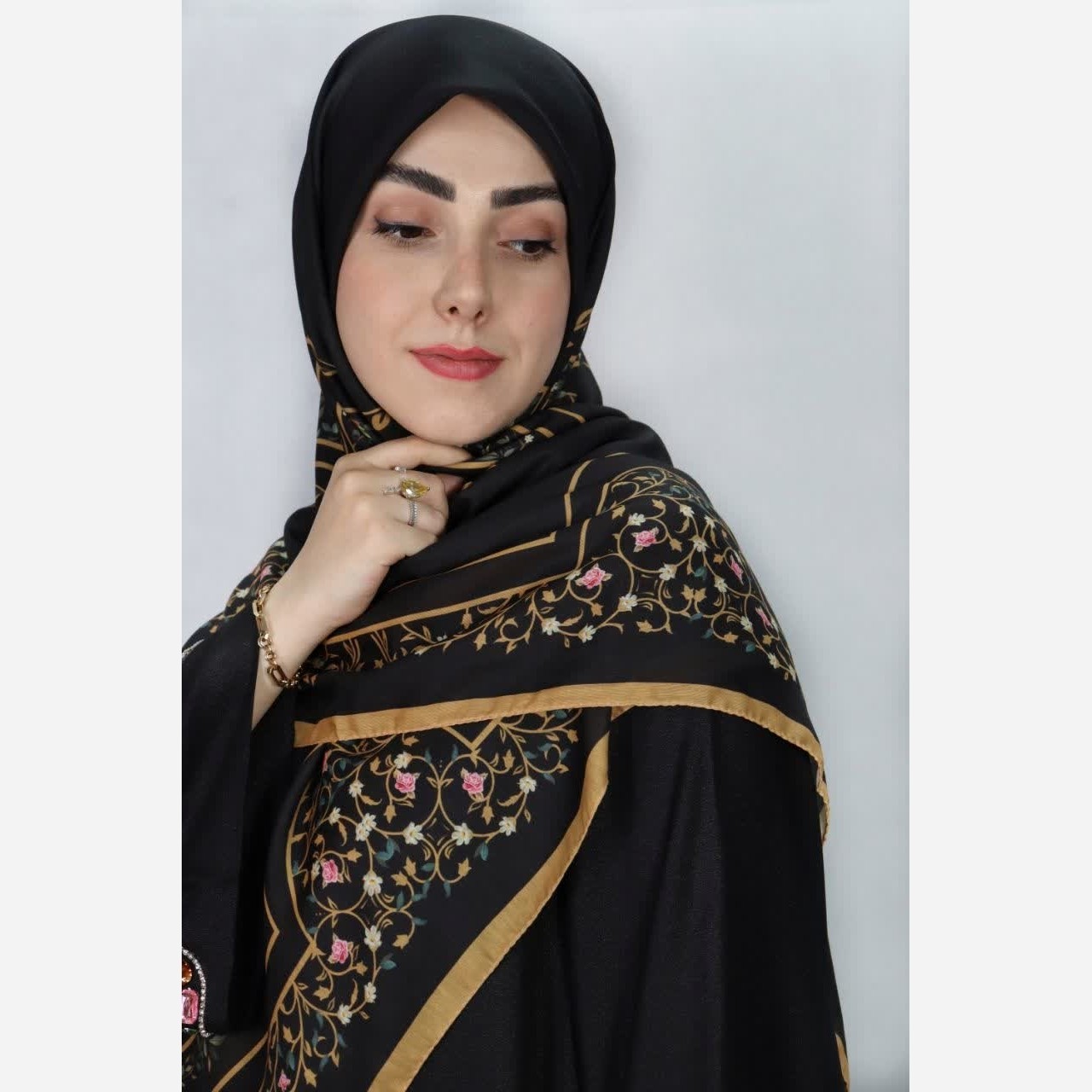 روسری نخ اسپان قواره 135 طرح (شکوفه مشکی)